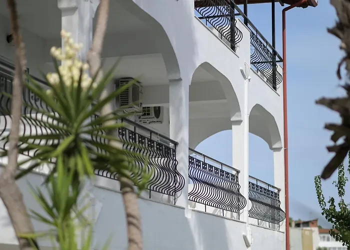 Estia Otel *